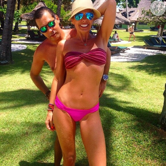 De férias na Bahia, Adriane Galisteu postou uma foto no Instagram onde aparece usando biquíni e com a barriga sarada