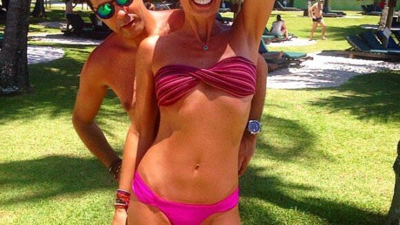 Adriane Galisteu usa biquíni e exibe barriga sarada durante férias na Bahia