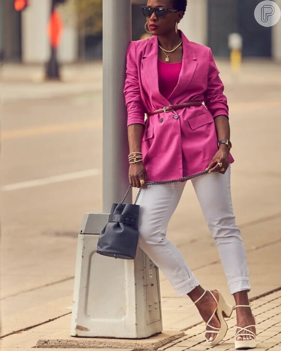 O blazer rosa é uma peça-chave para quem quer um office look na cor-tendência