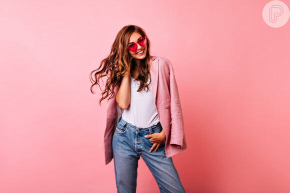Rosa e jeans no office look: essa combinação é ideal para empresas com dresscode mais casual