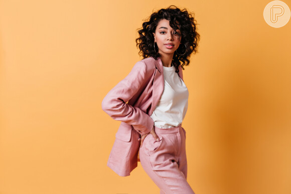 Um conjuntinho de calça e blazer em linho é uma escolha certeira para os looks de trabalho na cor rosa