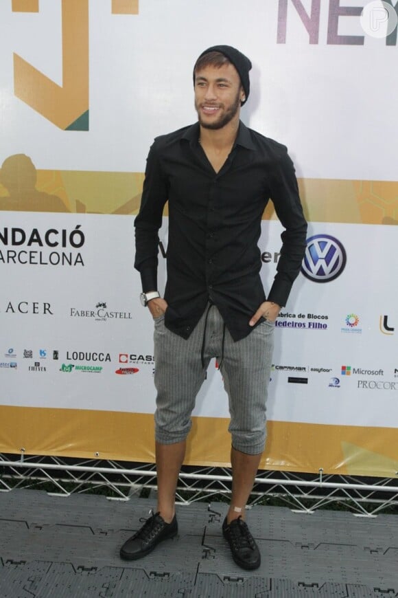 Neymar chega estiloso para inauguração do 'Instituto Projeto Neymar Jr.', na terça-feira, 23 de dezembro de 2014, na Praia Grande, no litoral de São Paulo