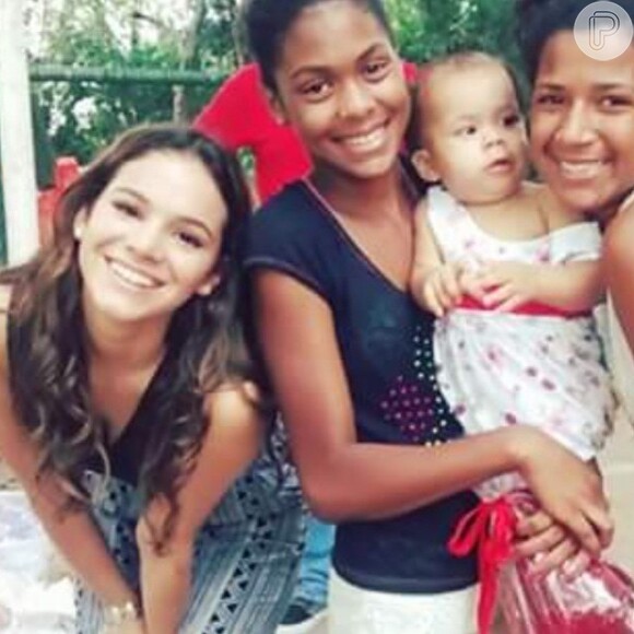 Bruna Marquezine distribui cestas de Natal em comunidade do Rio de Janeiro