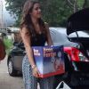 Bruna Marquezine distribui cestas de Natal em bairro do Rio de Janeiro