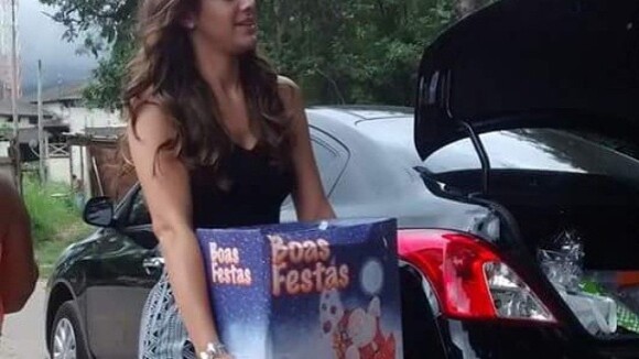 Bruna Marquezine distribui cestas e presentes de Natal para crianças no Rio