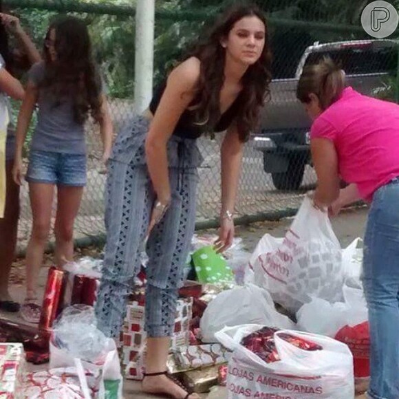 Às vesperas do Natal, Bruna Marquezine distribuiu cestas e presentes para crianças