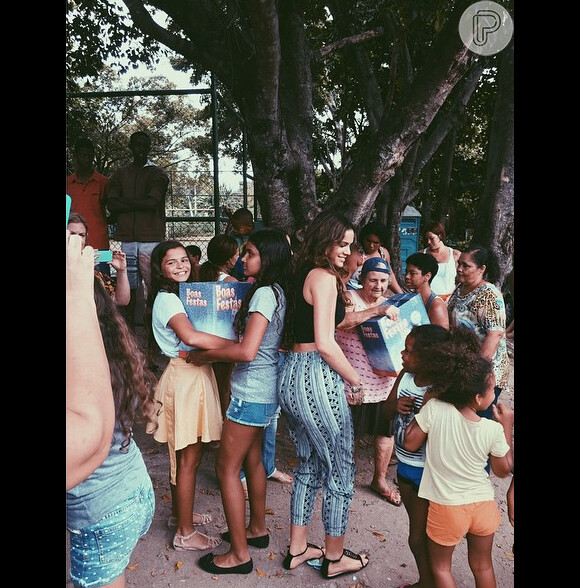 Bruna Marquezine, ao lado da irmã, Luana, fez a alegria de crianças de Vargem Grande, no Rio