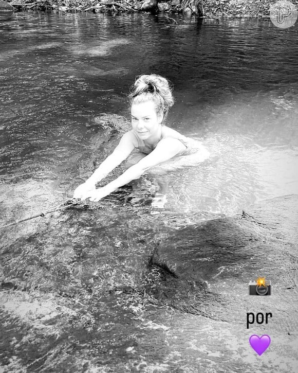 Fernanda Souza posa para Eduarda Porto em foto tirada na cachoeira