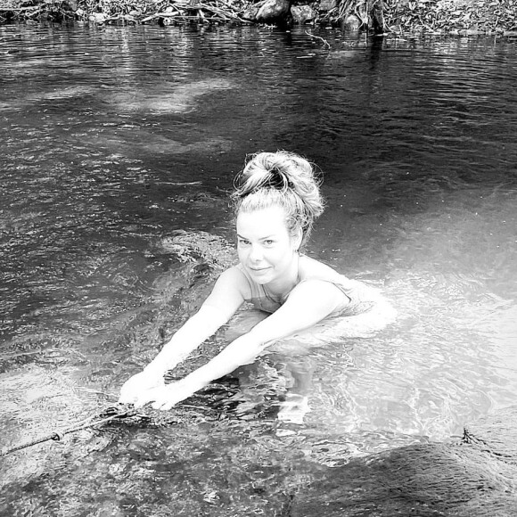 Fernanda Souza posa para Eduarda Porto em foto tirada na cachoeira