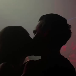 Alexandre Negrão e Elisa Zarzur se beijam em uma festa em Londres