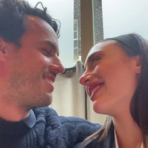 Alexandre Negrão e Elisa Zarzur encerram o vídeo com olhares apaixonados