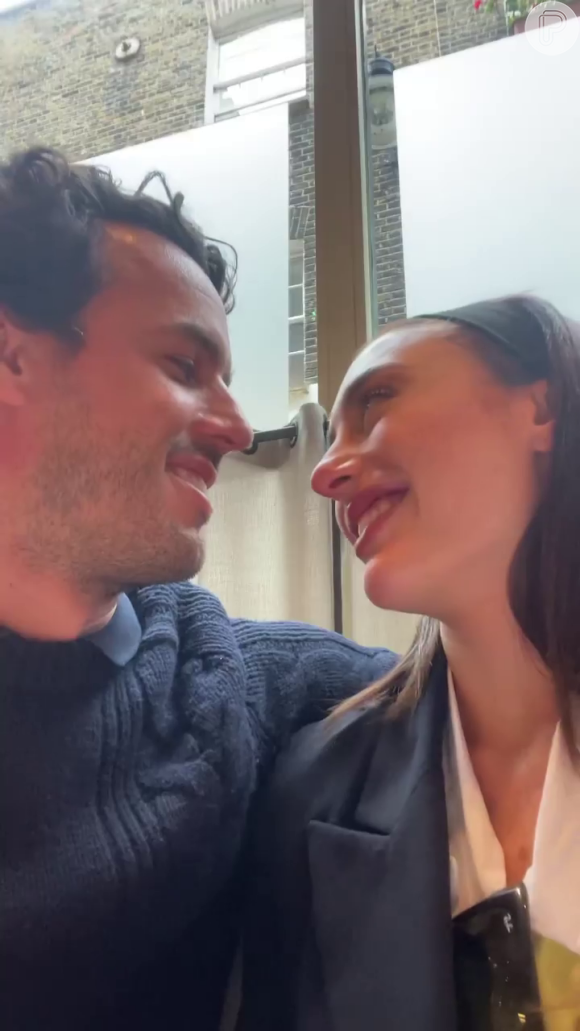 Alexandre Negrão e Elisa Zarzur encerram o vídeo com olhares apaixonados