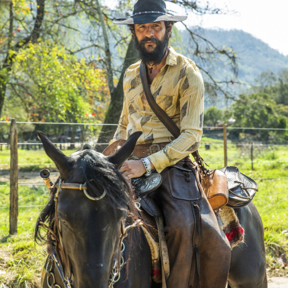 "Pantanal": Tadeu (José Loreto), Jove (Jesuita Barbosa) e José Lucas (Irandhir Santos) vão disputar a sela de prata que era de Joventino (Irandhir Santos)