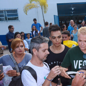 Xuxa Meneghel é simpática com fãs ao deixar escola na qual vota no Rio de Janeiro