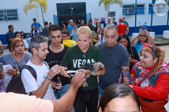 Xuxa Meneghel é simpática com fãs ao deixar escola na qual vota no Rio de Janeiro