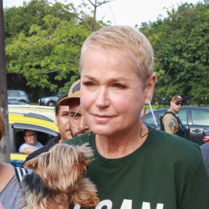 Xuxa Meneghel usou look básico com camisa escrito 'Vegan' para votar