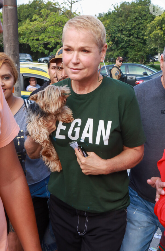 Xuxa Meneghel usou look básico com camisa escrito 'Vegan' para votar