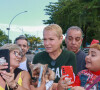 Xuxa Meneghel posa com fãs ao chegar a Colégio Eleitoral