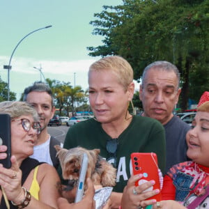 Xuxa Meneghel posa com fãs ao chegar a Colégio Eleitoral