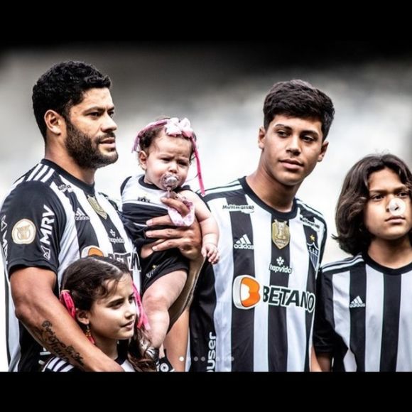 Hulk derrete seguidores com fotos dos filhos em estádio