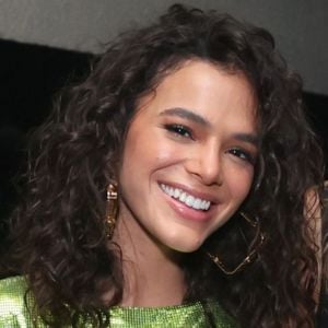 Bruna Marquezine apostou em cabelo cacheado para show de J Balvin no Rio de Janeiro