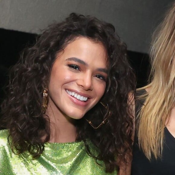 Bruna Marquezine usou cabelo cacheado em show no Rio de Janeiro