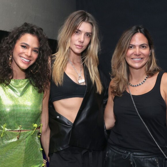Bruna Marquezine posou com a promoter Carol Sampaio e mais uma amiga