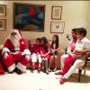Marcos Mion postou uma foto na companhia dos filhos e do bom velhinho na noite de Natal: 'Hora de ouvir historias do Papai Noel!'