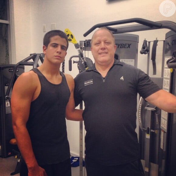 Enzo mostra braço sarado em foto ao lado do seu personal trainer, Tonhão, da academia Reebok Club, em São Paulo. O professor conversou com o Purepeople e disse que o adolescente gosta de pegar firme nos exercícios