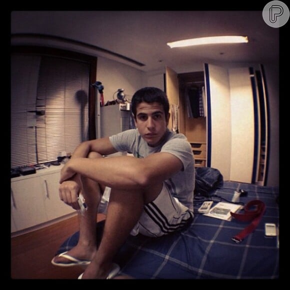 Enzo publica foto em momento de folga em seu quarto