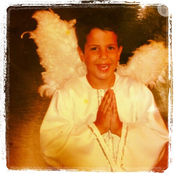 Enzo usa roupa de anjo em foto tirada na sua infância