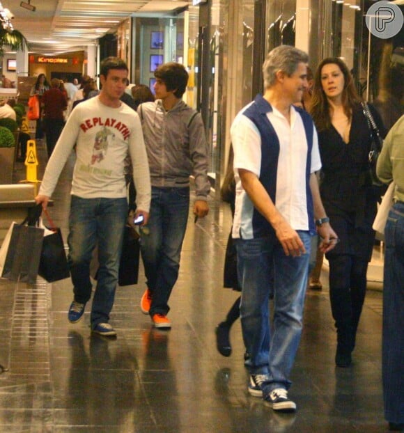 Enzo passeia em shopping com Claudia Raia e Edson Celulari