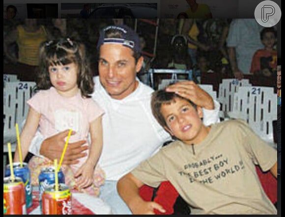 Enzo, ainda criança, curte festa com o pai e com a irmã, Sophia