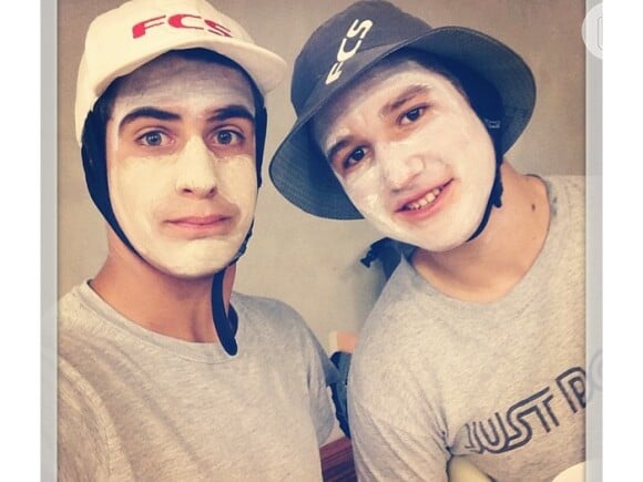 Enzo se diverte com amigo e posta foto com o rosto pintado no Instagram