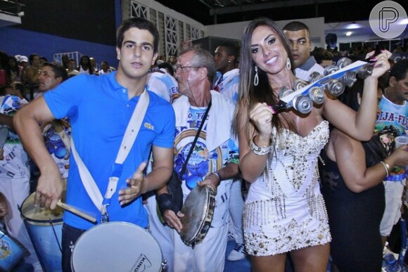 Enzo posa ao lado de Nicole Bahls durante ensaio na quadra da Beija-Flor, no Rio