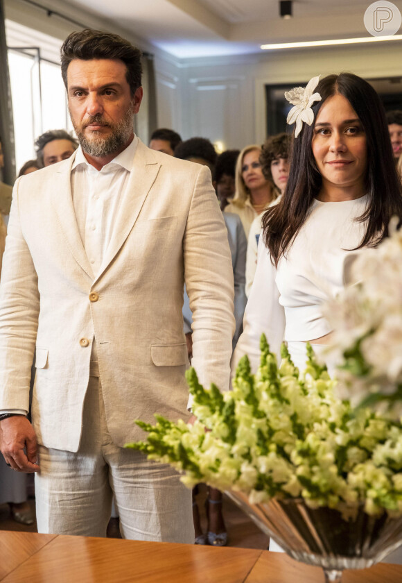 Estreia da novela 'Travessia': Guida (Alessandra Negrini) se casa com o ex-cunhado, Moretti (Rodrigo Lombardi)