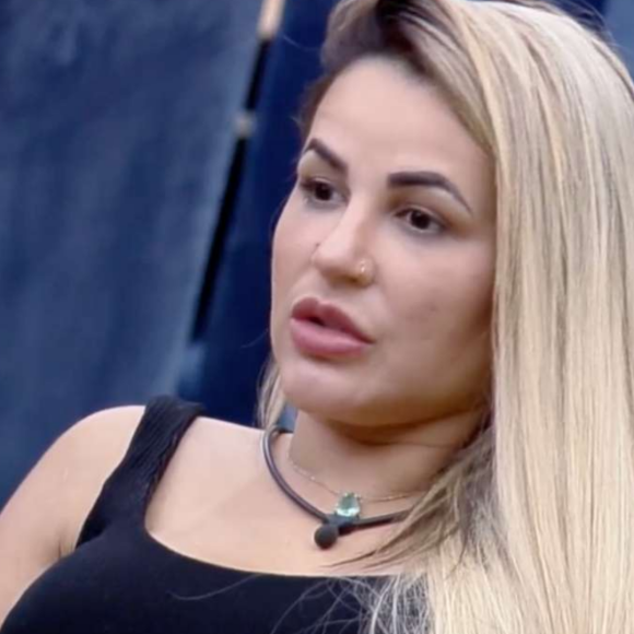 A Fazenda: Deolane reclamou do cheiro após cavalo passar mal