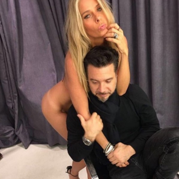 Adriane Galisteu surgiu completamente nua ao lado do marido em uma foto de bastidores