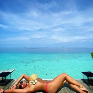 De topless, Adriane Galisteu compartilhou um registro arrasador em Maldivas