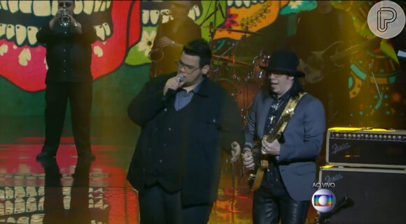 Lui Medeiros canta com Pepeu Gomes no palco do 'The Voice Brasil'