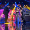 Claudia Leitte sensualiza ao cantar 'Smooth' com Lui Medeiros e Pepeu Gomes no palco do 'The Voice Brasil', em 25 de dezembro de 2014