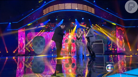 Claudia Leitte sensualiza ao cantar 'Smooth' com Lui Medeiros e Pepeu Gomes no palco do 'The Voice Brasil', em 25 de dezembro de 2014