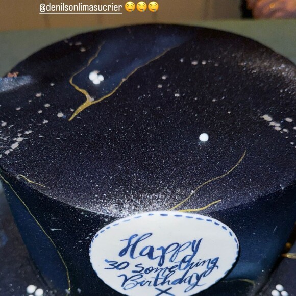 Bolo de Alexandre Negrão contou com um bolo com uma frase divertida para 'esconder' a idade: 'Feliz aniversário de 30 e alguma coisa', em tradução livre