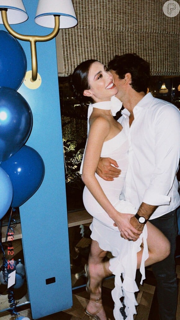 Alexandre Negrão e Elisa Zarzur combinaram looks brancos em aniversário do empresário