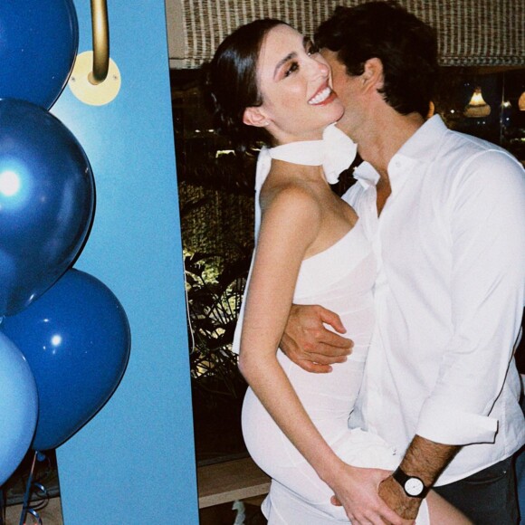 Alexandre Negrão e Elisa Zarzur combinaram looks brancos em aniversário do empresário