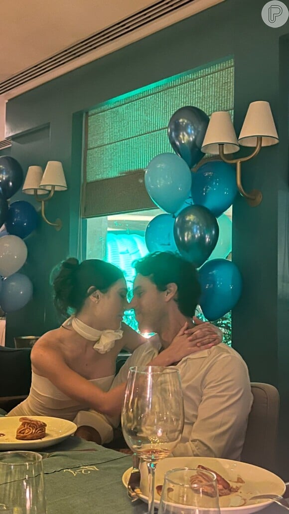 Alexandre Negrão e Elisa Zarzur aparecem em clima de romance em festa surpresa do aniversário