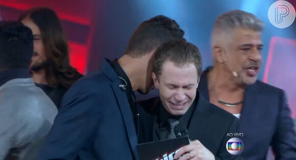 Tiago Leifert abraça Rafael, chora na final do 'The Voice Brasil' e Lulu Santos puxa coro com nome do apresentador