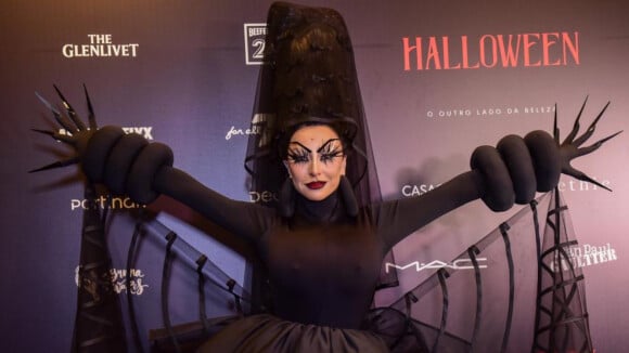 Sabrina Sato elege look icônico para baile de Halloween: 'Dona Aranha'. Saiba quanto tempo artista levou para ficar pronta!