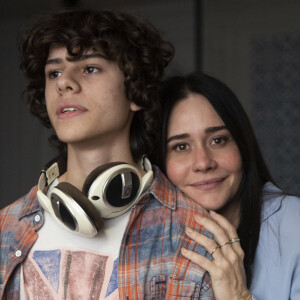 Na novela 'Travessia', Rudá (Guilherme Cabral) se irrita quando a mãe, Guida (Alessandra Negrini), questiona se ele está com alguma namorada