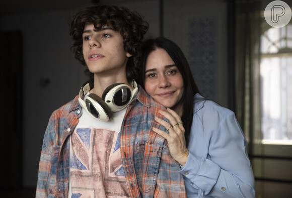 Na novela 'Travessia', Rudá (Guilherme Cabral) se irrita quando a mãe, Guida (Alessandra Negrini), questiona se ele está com alguma namorada